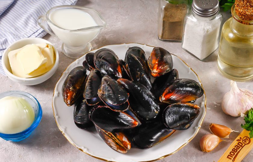 1. Этап. Мидии по-итальянски: Подготовьте указанные ингредиенты. Мидии промойте в воде, удалите раскрытые ракушки. Очистите лук и чеснок от шелухи и промойте в воде.