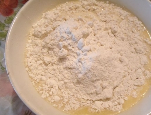 1. Этап. Яблочные булочки: Далее муку всыпьте в молочную смесь. Замешайте тесто, чтобы оно не прилипало к рукам. Сделайте из него шар.