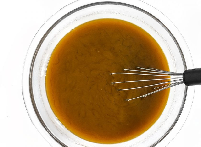 1. Этап. Чай с молоком и специями: 4. Добавьте к чаю куркуму, мед, влейте горячее молоко и перемешайте.