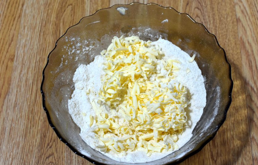 1. Этап. Насыпной пирог с творогом и яблоками: Смешайте просеянную с разрыхлителем муку с солью и сахаром. Сверху на смесь натрите замороженное сливочное масло (на крупной терке). Руками быстро смешайте все ингредиенты в крошку, стараясь не давать маслу таять.