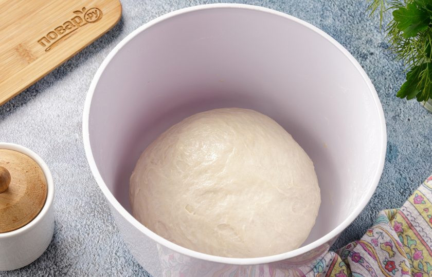 1. Этап. Дрожжевые беляши на воде: Смажьте руки растительным маслом и вымесите тесто ещё раз. Снова накройте полотенцем и оставьте в тёплом месте ещё на 40 минут.