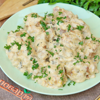 Свинина, тушеная с грибами и ветчиной