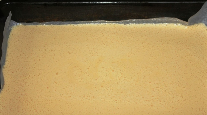 1. Этап. Бисквитное тесто для коржей: Застелите противень бумагой для выпечки, смажьте ее маслом, налейте тесто.