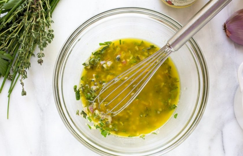 1. Этап. Салат Французский: Для заправки смешайте масло с уксусом и горчицей. Затем добавьте к заправке измельчённый шалот и чеснок, а также каперсы и соль.