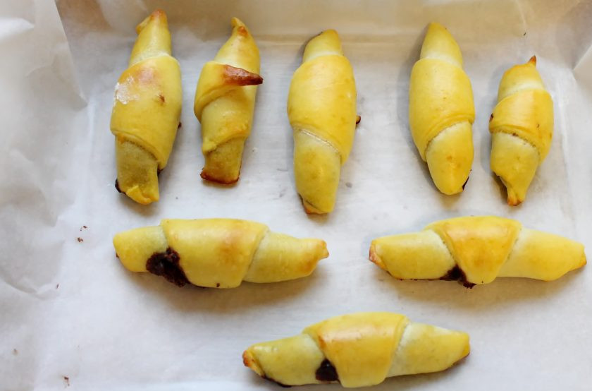 1. Этап. Рогалики с нутеллой: Поставьте в горячую духовку и выпекайте 20-25 минут при температуре 180 градусов, до готовности. Достаньте из духовки, смажьте растительным или сливочным маслом и дайте постоять 5-10 минут.