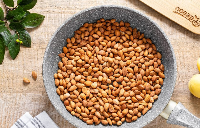 1. Этап. Паста из абрикосовой косточки: Обжарьте абрикосовые косточки в сухой сковороде пару минут до легкого золотистого цвета. Этот шаг можно пропустить, если хотите пасту из сырых абрикосовых косточек.