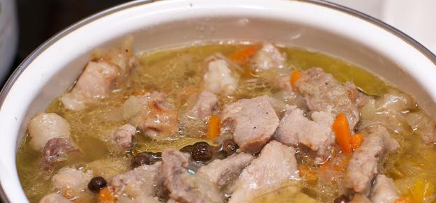 1. Этап. Тушеная свинина с овощами на сковороде: Перекладываем все в кастрюлю и заливаем кипяченой водой, чтоб слегка покрыть мясо. Кладем перец душистый и лавровый лист.