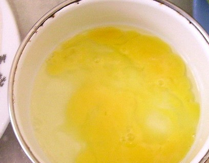 1. Этап. Бризоль из рыбы: В глубокую мисочку разбиваем сначала одно яйцо, слегка взбиваем его при помощи вилки.