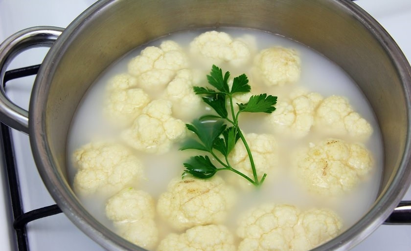 1. Этап. Цветная капуста на молоке: 1. Вымойте цветную капусту, разберите ее на небольшие соцветия. В кастрюлю налейте воду и доведите до кипения, затем выложите в нее капусту, 1 веточку петрушки и влейте молоко.