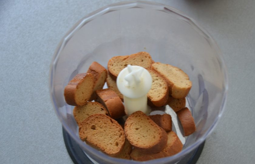 1. Этап. Ленивый яблочный штрудель: Выложите ванильные сухари в блендер.