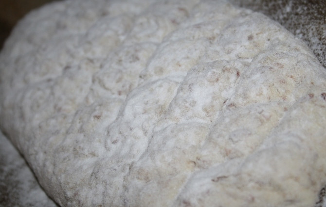 1. Этап. Гречневый хлеб: 9. Перекладываем будущий хлеб на противень, посыпаем остатками рисовой муки поверхность хлеба. Ставим на расстойку (у меня при 50 градусах в духовке, в течении 30 минут).