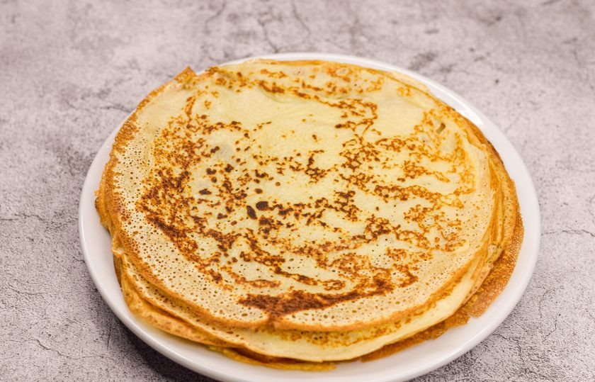 1. Этап. Блины с вишней в сметанном креме: Разогрейте сковороду и жарьте блины.