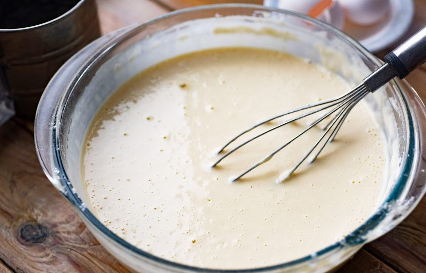 1. Этап. Дрожжевые заварные блины на кефире: Венчиком перемешайте все ингредиенты до получения однородного блинного теста. Накройте миску с блинным тестом кухонным полотенцем и оставьте на 1 час в теплом месте в покое.