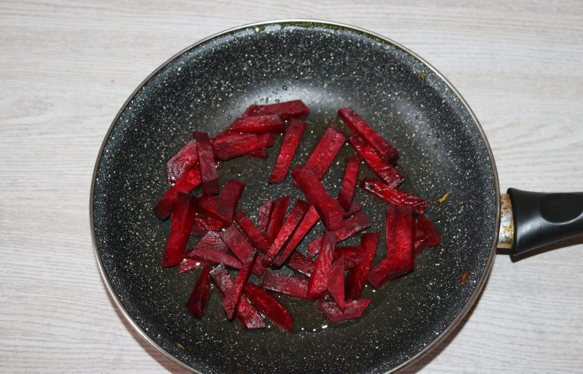 1. Этап. Экономный суп: В разогретой сковороде обжарьте свеклу с добавлением небольшого количества масла.