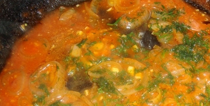 1. Этап. Макароны с сардельками: Очистите и нарежьте зубчики чеснока максимально мелко (можете пропустить его через пресс или натереть на мелкой терке). Зелень тщательно моем и также мелко рубим ножом. Вы можете взять для этого петрушку, укроп, зеленый лук, кинзу, базилик.