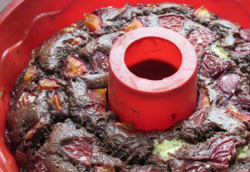 1. Этап. Творожно-шоколадный кекс с алычой: Выпекайте при 170-180*С около часа до сухой палочки.