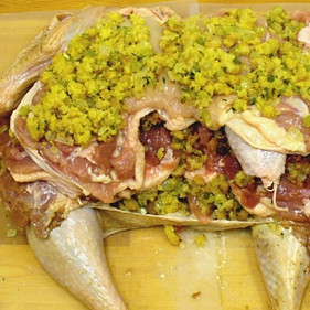 1. Этап. Турдакен: Сверху добавляем пропущенную через мясорубку кукурузу. Закрываем Турдакен. Можно закрепить нитками либо скобками. Выпекать до готовности при средней температуре до полной готовности.