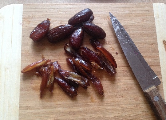 1. Этап. Салат из рукколы, лука и фиников: 3. У фиников удалим косточки, нарезаем финики на полоски.