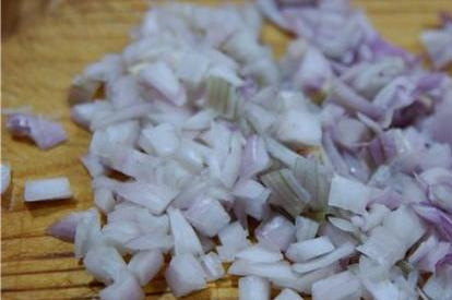 1. Этап. Томатный суп с мидиями: Чистим лук и нарезаем на мелкие кубики.