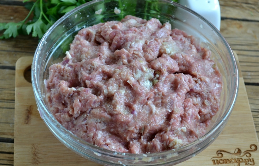 1. Этап. Котлеты из фарша с начинкой: Хорошо вымесите фарш.