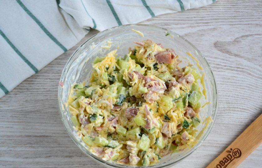 1. Этап. Салат с копченым мясом и огурцом: Перемешайте салат.