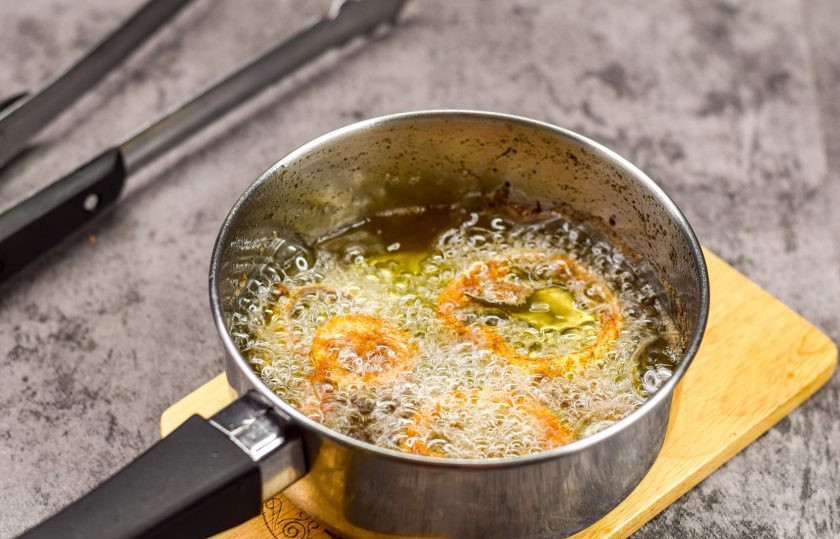 1. Этап. Обжаренные луковые кольца: Выкладывайте луковые кольца в масло постепенно, жарьте их во фритюре буквально 1,5 минуты. Когда луковые кольца станут золотистого румяного цвета, доставайте аккуратно из масла, при помощи шумовки.