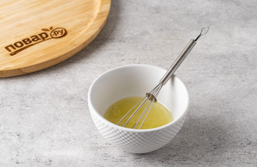 1. Этап. Салат Весна не за горами: Для заправки смешайте оливковое масло и лимонный сок.