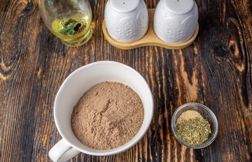 1. Этап. Льняные лепешки: Подготовьте все необходимые ингредиенты. Если у вас нет льняной муки, то измельчите льняные семена в кофемолке до состояния муки.