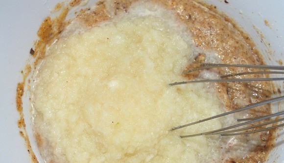 1. Этап. Грушевый пудинг: Груши очищаем от кожицы и натираем на терке. Добавляем в смесь и тщательно перемешиваем.