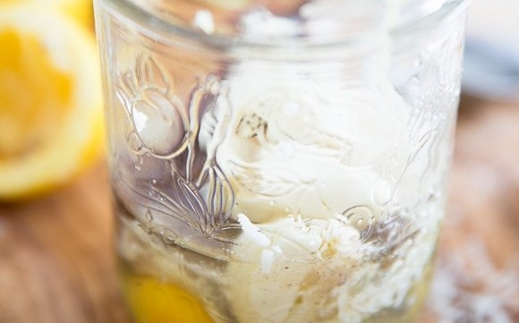 1. Этап. Соус для Цезаря в домашних условиях: В удобную банку поместите все ингредиенты из состава, кроме масла. Немного перемешайте.