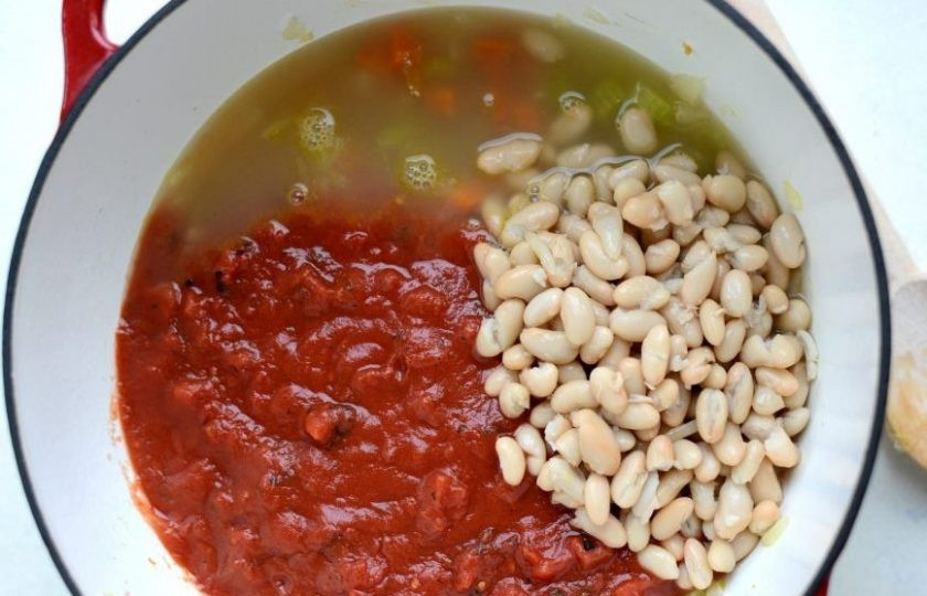 1. Этап. Минестроне с индейкой: Помидоры перекрутите в фарш. Далее положите их в кастрюлю, добавьте овощи со сковороды, фасоль и бульон. Варите суп под крышкой на небольшом огне 25 минут. Затем добавьте соль и перец. Доведите бульон до кипения, добавьте пасту.