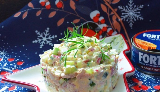 1. Этап. Салат с копчёным тунцом: Аккуратно снять кольцо и подать.