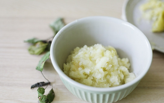 1. Этап. Яблочное мороженое без сливок: 2. Аккуратно удалите кожуру, а мякоть выложите в глубокую мисочку.