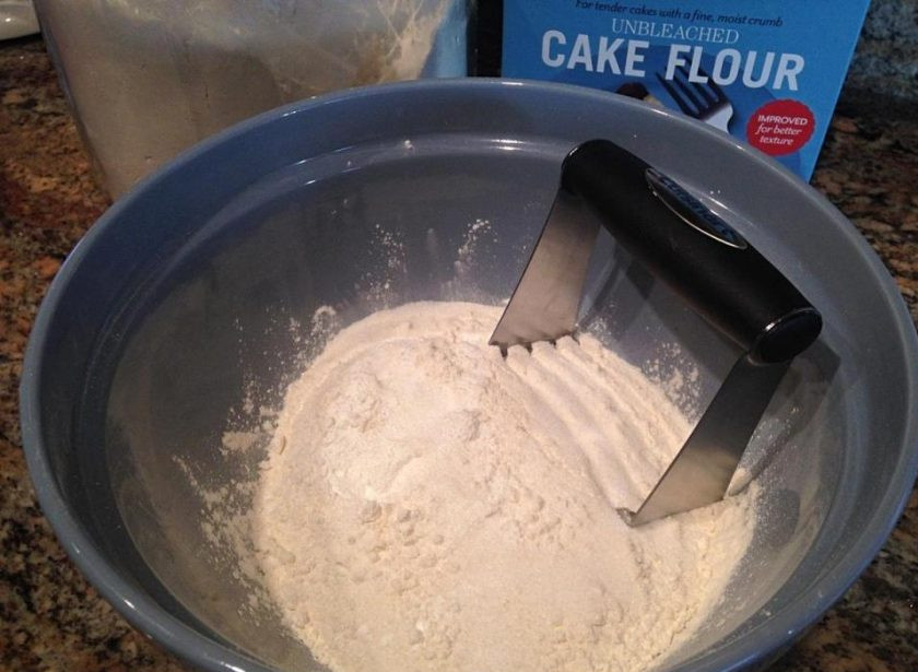 1. Этап. Воздушные слоечки Крем-чиз: Муку смешайте с крахмалом, сахаром, содой, разрыхлителем, просейте несколько раз.