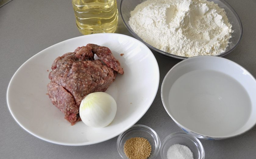 1. Этап. Кавказские чебуреки: Подготовьте ингредиенты.