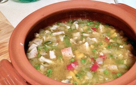 1. Этап. Плов со свинины: Добавьте 2 стакана воды или больше, чтобы покрыть все ингредиенты. Добавьте соль, перец, остальные специи, перемешайте. Накройте посуду крышкой и поместите в заранее нагретую до 180 градусов духовку, готовьте плов в течение часа.