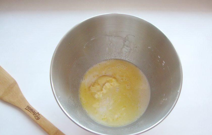 1. Этап. Дрожжевое тесто в планетарном миксере: Растопите сливочное масло и выложите в тесто.