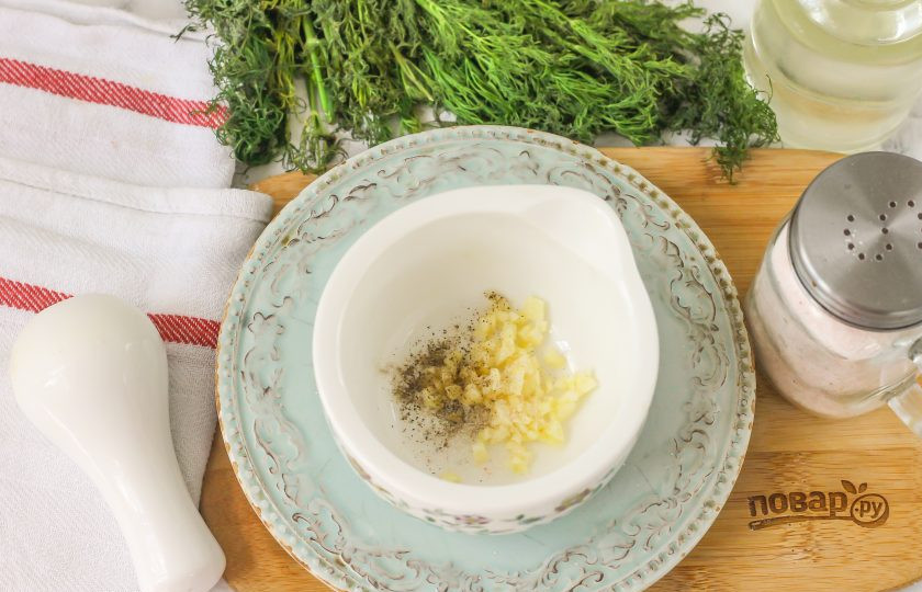 1. Этап. Соус Айоли от Джейми Оливера: Очистите зубчик чеснока и промойте в воде, можно использовать несколько зубчиков, если вы любите более пикантный вкус соуса. Измельчите чеснок и выложите в ступку, поперчите.