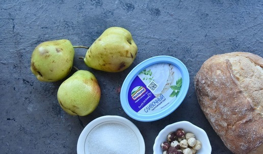 1. Этап. Тосты с грушей и сыром: Для приготовления тостов с грушей подготовить продукты: В качестве основы для тостов можно взять багет, батон, чиабатту. Груши можно взять консервированные в сиропе или использовать свежие. Для любителей необычных сочетаний вкусов, в творожный сыр можно добавить небольшое количество сыра с голубой или белой плесенью. Орехи используйте по желанию.