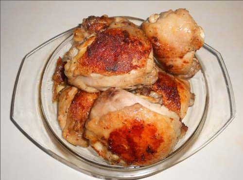 1. Stage. Hunting Thighs: In a large frying pan, heat the olive oil over medium heat. As soon as the oil is heated, fry the hips one by one until golden brown. Add more oil if necessary. Put the chicken on the dish.