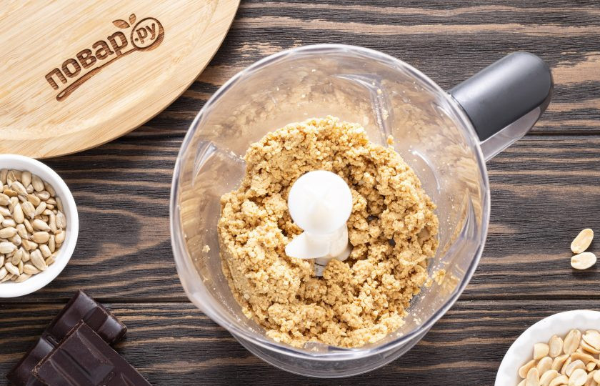 1. Этап. Шоколадная халва: Измельчите семечки и арахис в блендере до состояния мелкой мокрой крошки.