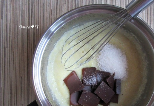 1. Этап. Торт Трио Браволли: Снимите с огня, добавьте сахар, поломанный на кусочки шоколад и соль. Перемешайте.