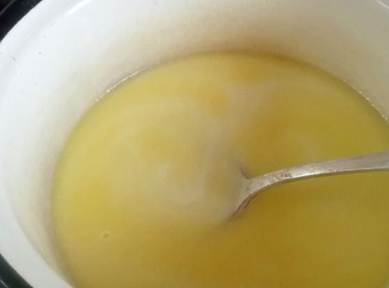 1. Этап. Cоус для семги: Доведите соус для семги до кипения и продолжайте варить на слабом огне до загустения. Главное - непрерывно помешивайте. Варить необходимо 5-10 минут.