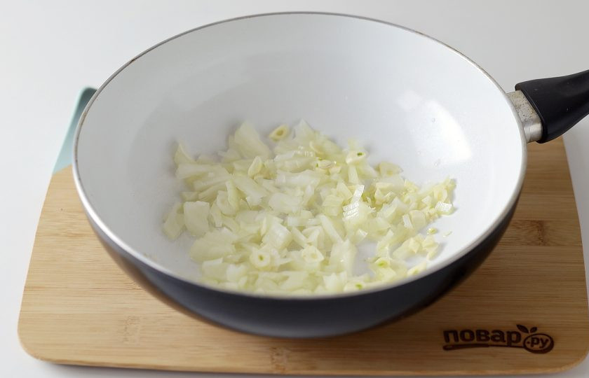 1. Этап. Соевое мясо в томатном соусе: Разогрейте сковороду на среднем огне. Обжарьте мелко порезанный лук и чеснок. Отложите в сторону.