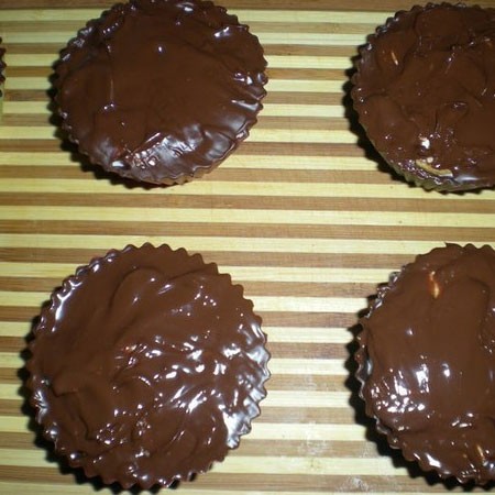 1. Stage. Chocolate baskets: Then fill with chocolate on top and refrigerate until completely frozen.