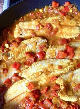 1. Этап. Карри с рыбой и овощами: Теперь аккуратно поместите рыбное филе в соус. Накройте сковороду крышкой и готовьте рыбу на среднем огне около 10-12 минут, пока она не станет мягкой и не прожарится. Убедитесь, что рыба не готовится слишком долго, чтобы она оставалась сочной.