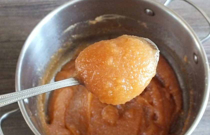 1. Этап. Яблочное повидло как в СССР: С помощью блендера измельчите яблочные дольки в однородную массу. Масса должна получиться густой, если зачерпнуть ложкой, то стекать повидло не должно. Верните кастрюлю на огонь. Доведите до кипения.