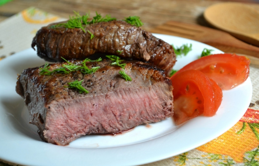 1. Этап. Бифштекс из говядины на сковородке: Бифштекс из говядины на сковороде готов. Подавайте его горячим со свежими овощами.