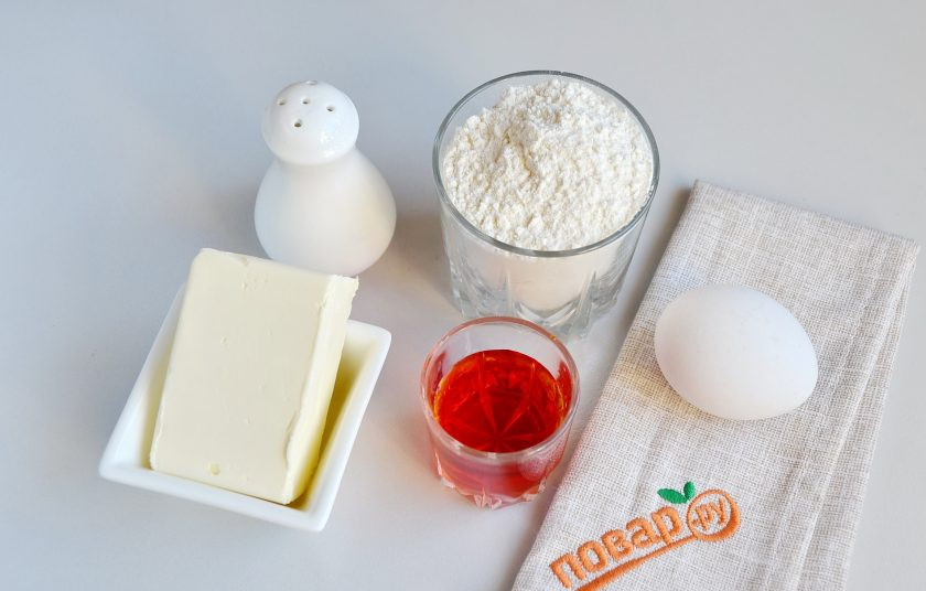 1. Этап. Рожки с кремом: 1. Подготовьте продукты. Масло должно быть холодным, только из холодильника. В ледяную воду добавьте пару капель пищевого красителя (оранжевого или желтого), чтобы окрасить тесто для рожков.