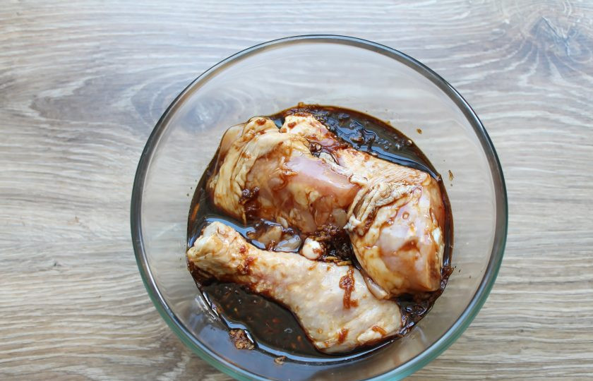 1. Этап. Курица по-тайски в кокосовом молоке: Куриные окорочка вымойте и разрежьте на части. Выложите в миску с маринадом, перемешайте и оставьте на один час.